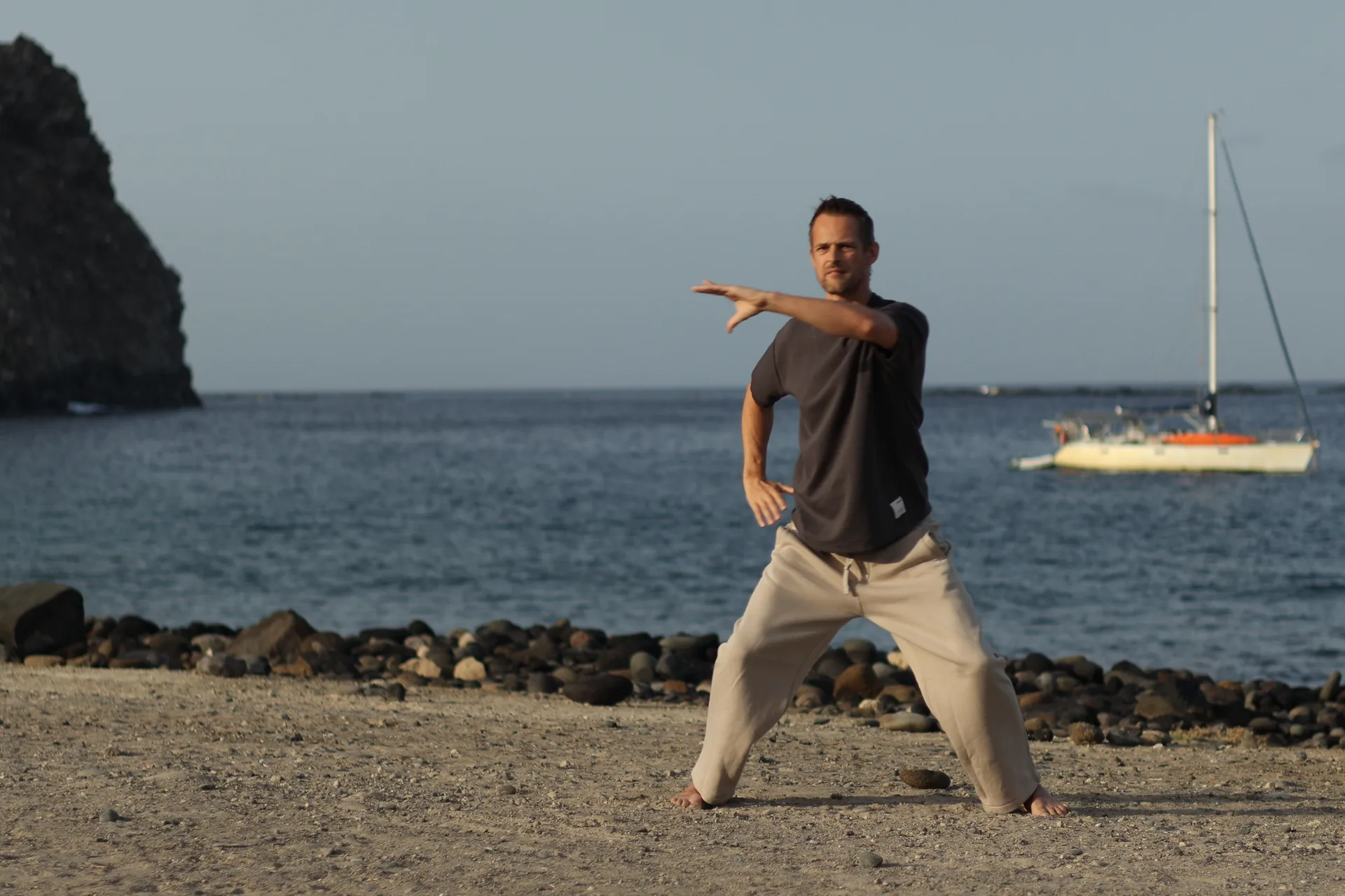 Manos Nubladas — El Movimiento de Tai Chi Que Te Relaja Casi al Instante
