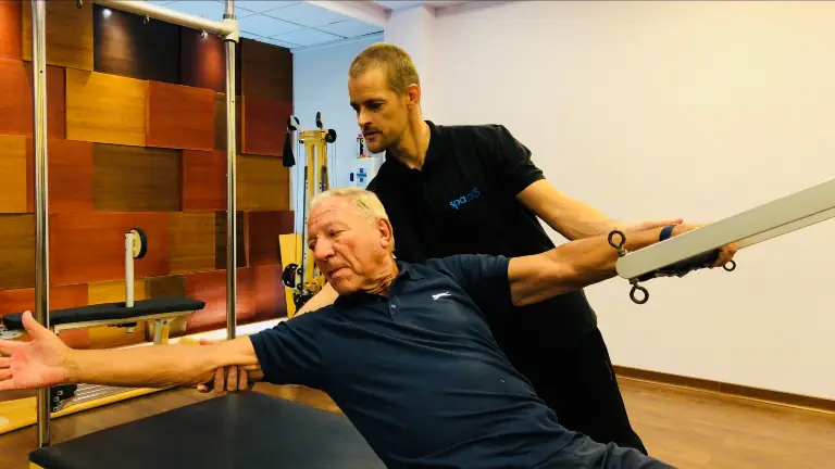 Bastiaan dando entrenamiento personal en un Cadillac de Pilates en Tenerife